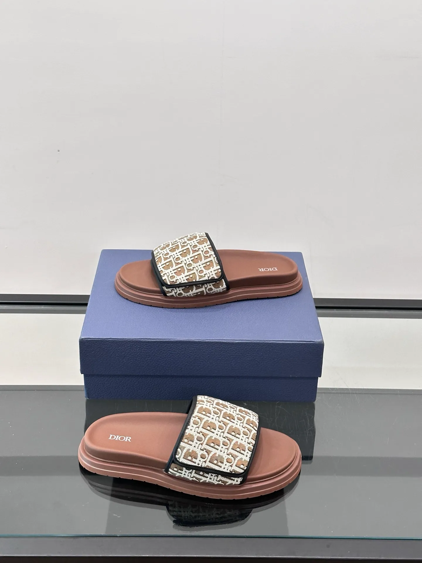 Factory price: 280💰𝐂𝐡𝐫𝐢𝐬𝐭𝐢𝐚𝐧 𝐃𝐢𝐨𝐫 Dior's latest popular sandals, classic upgraded Velcro sandals, original replicas, super durable and versatile, very comfortable on the feet, slimming and white, original cowhide leather upper, sheepskin lining Original d hardware buckle Original molded T men's shoes 💰U outsole Size: 38-44 (.45.46 customized)